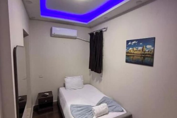 Room 7 of 18