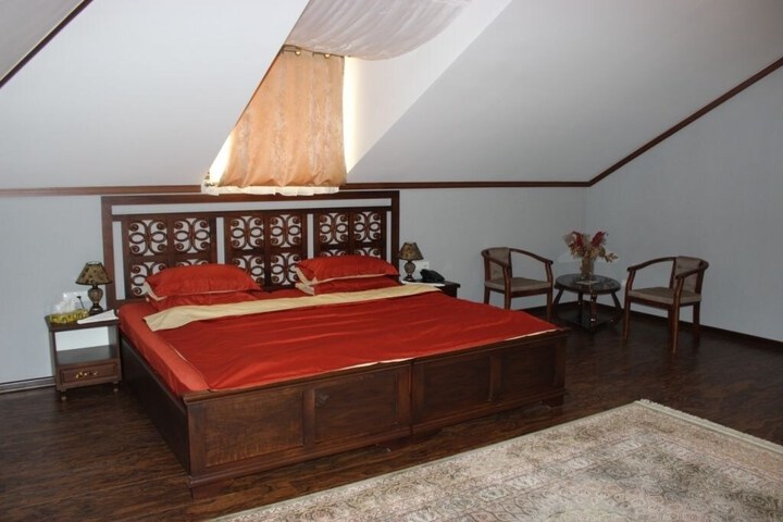 Room 33 of 86