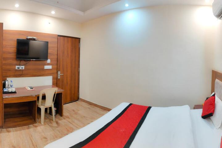 Room 17 of 28