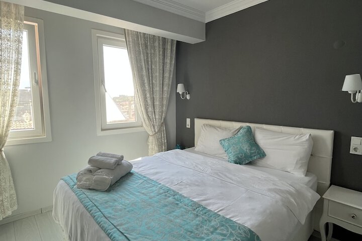 Room 6 of 18