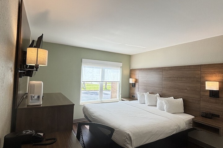 1 King Bed Deluxe Accessible Room Roll in Shower with Grab Bars (5 of 17)