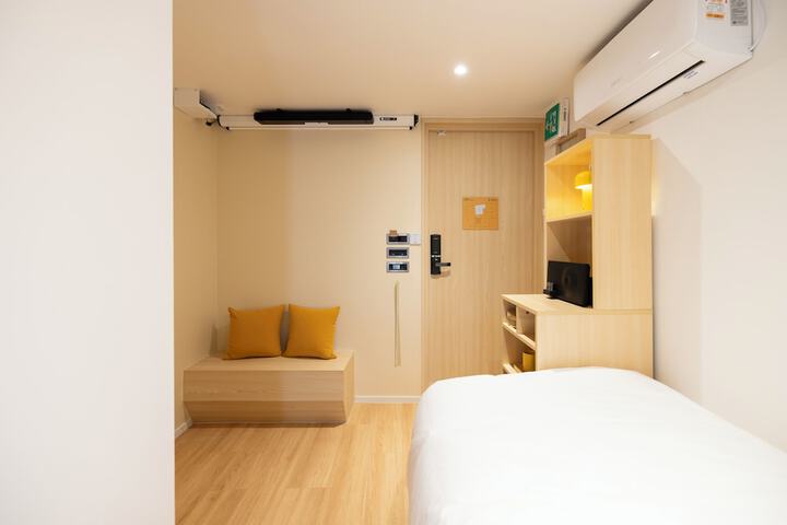 Room 14 of 152
