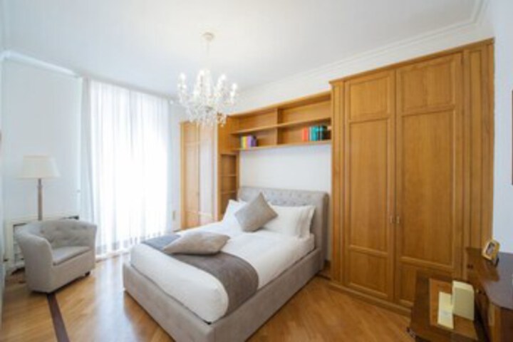 Room 11 of 28