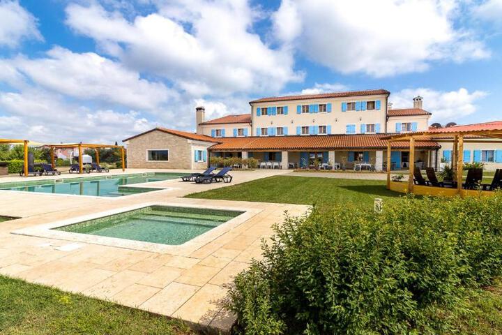 VELANERA Hotel & Restaurant