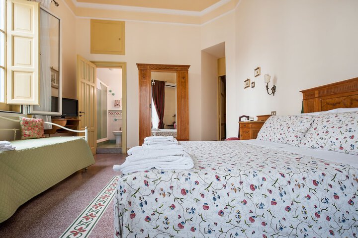 Room 5 of 16