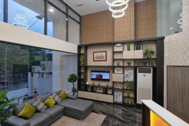 Griffin Hotel and Suites