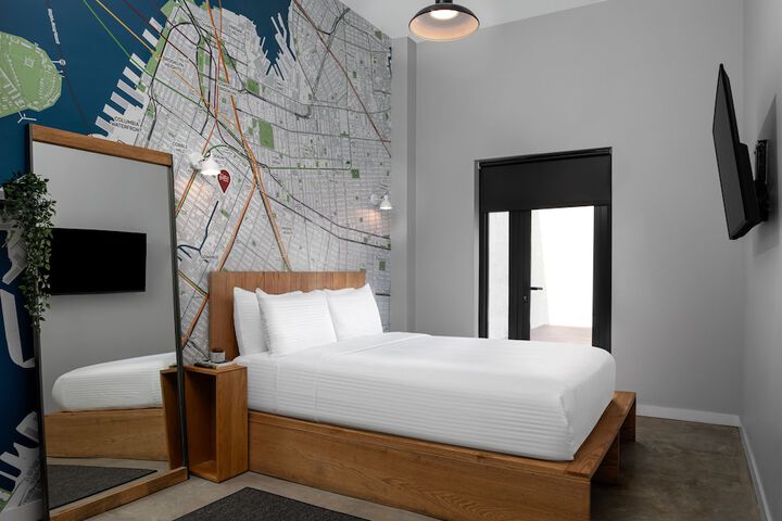 1 Queen Bed (15 of 25)