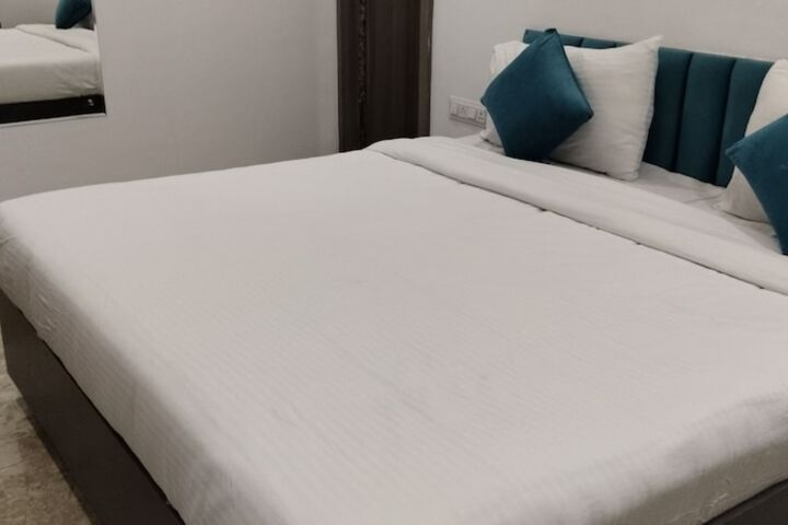 Room 9 of 16