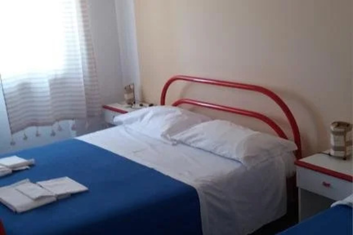 Room 5 of 12
