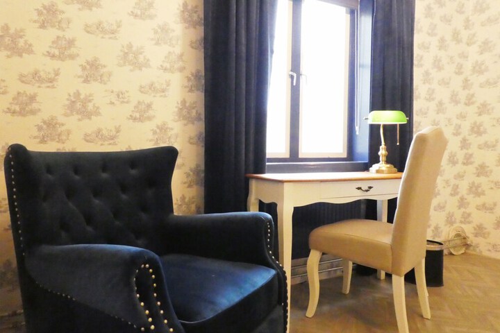 Room 11 of 38