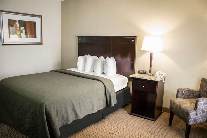 1 Queen Bed (8 of 15)