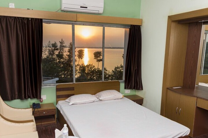 Room 4 of 15