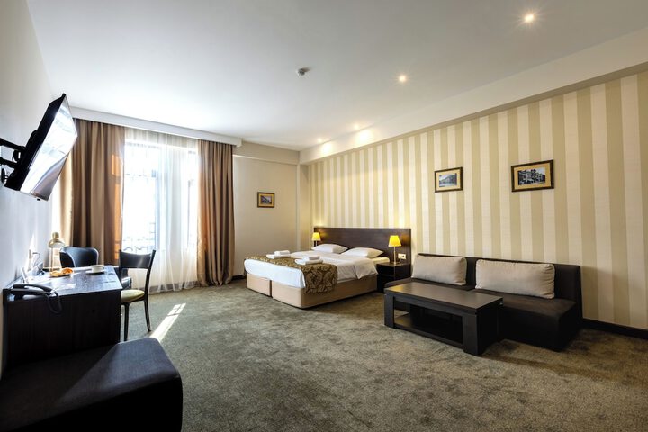 Room 3 of 82