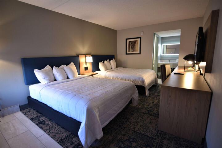 2 Queen Beds (8 of 12)