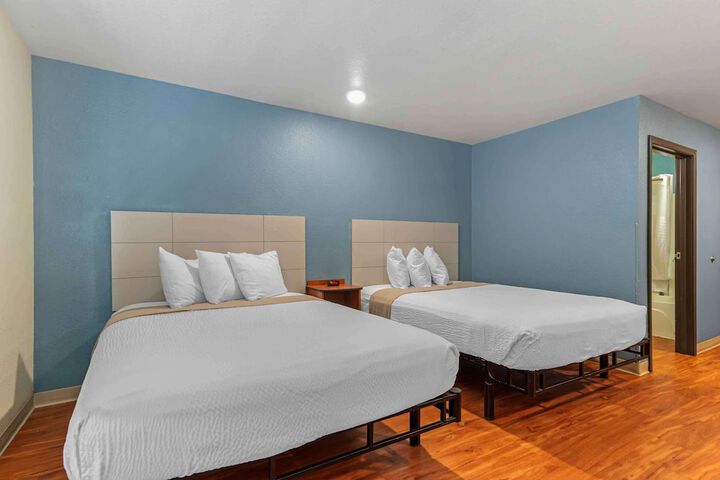 Standard Studio 1 Queen Bed (1 of 10)