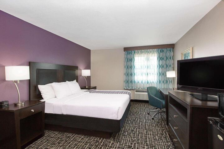 1 King Bed Deluxe Executive Room (4 of 14)