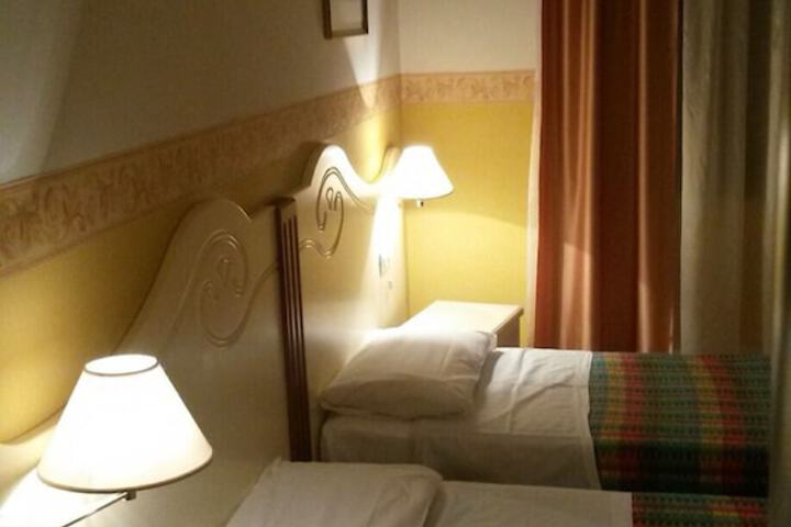Room 9 of 38