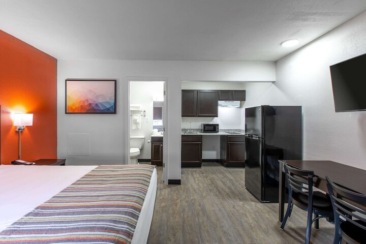 1 Queen Bed (5 of 34)
