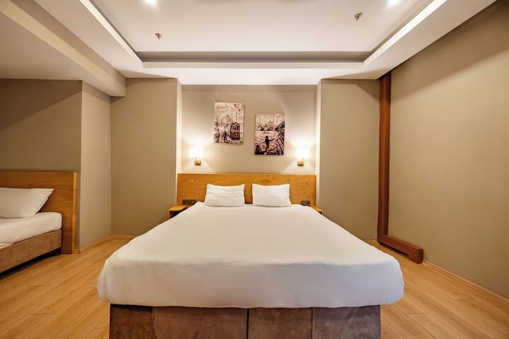 Room 28 of 74