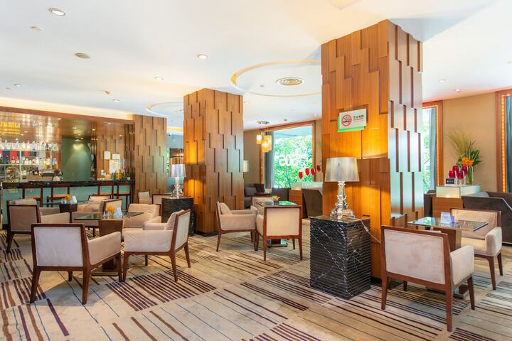 Lounge 118 of 156