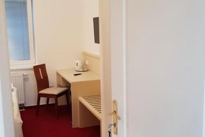 Room 14 of 27