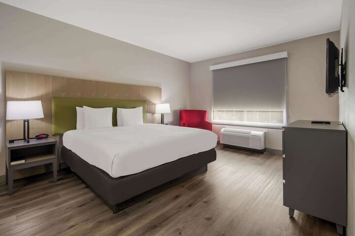 1 King Bed (14 of 19)