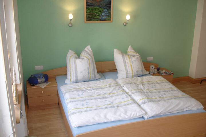 Room 2 of 33