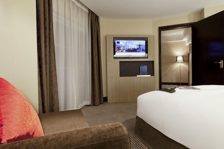 Room 13 of 36