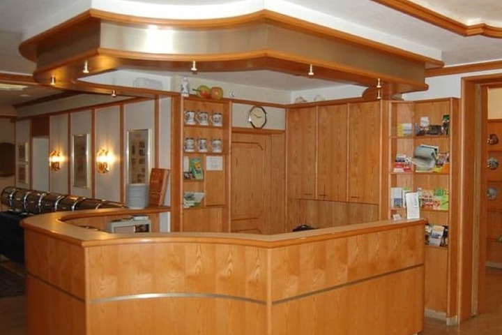 Check-in/check-out kiosk