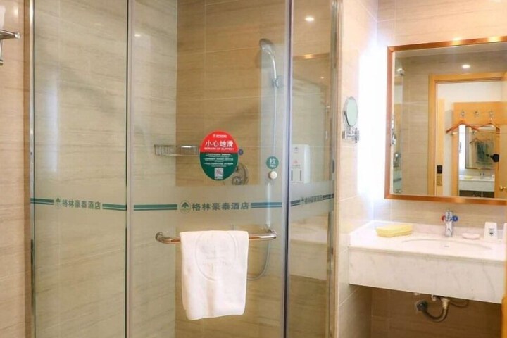 Room 15 of 38