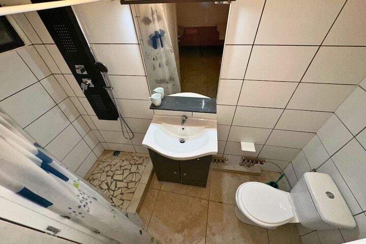 Room 32 of 33
