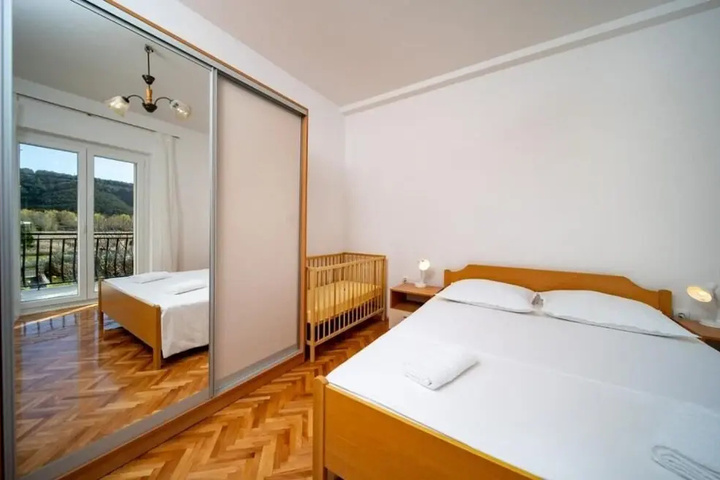 Room 5 of 11