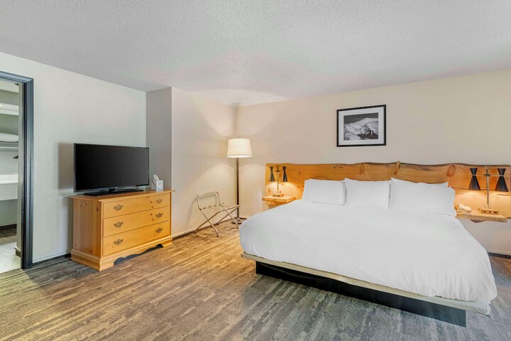 1 King Bed (5 of 10)