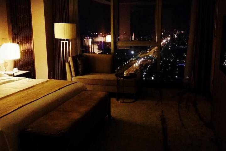 Room 4 of 77