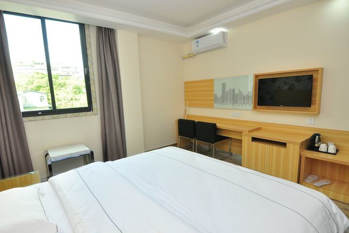 Room 9 of 33