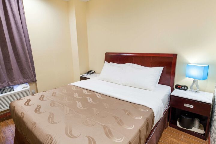1 Queen Bed (4 of 7)
