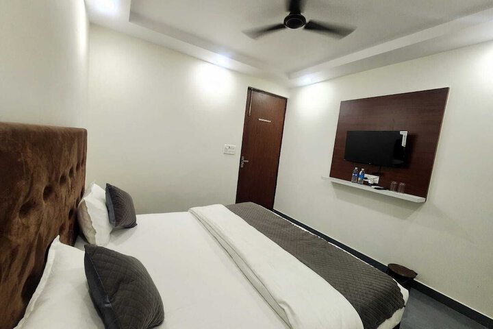 Room 6 of 14