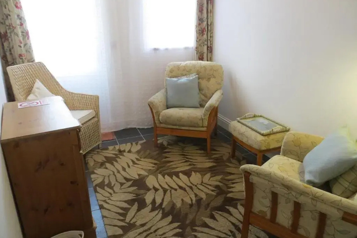 Room 6 of 10
