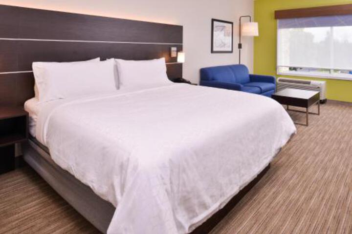 Suite 8 of 14