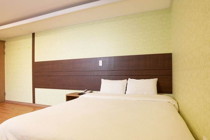 Room 8 of 28