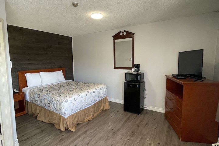 Room 4 of 8