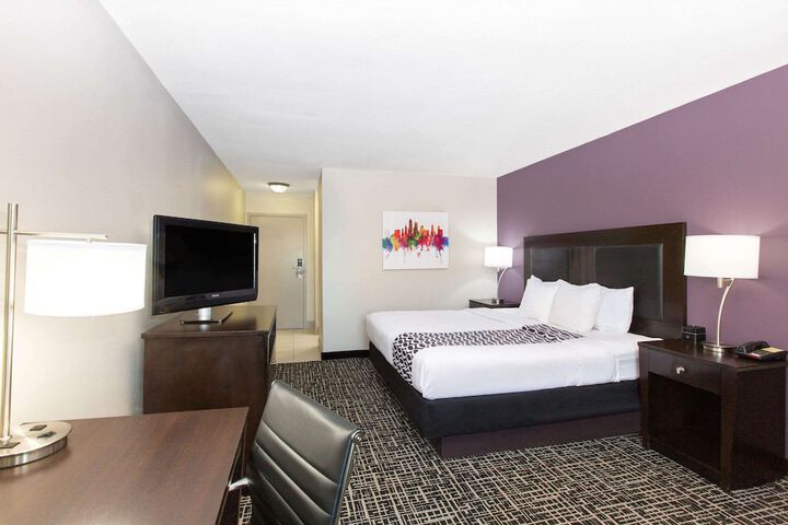 1 King Bed Deluxe Executive Room (2 of 14)