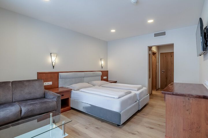 Room 51 of 184