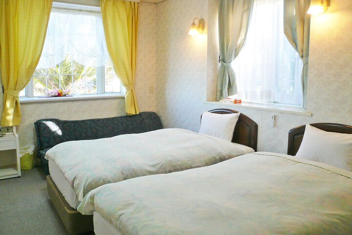 Room 17 of 33