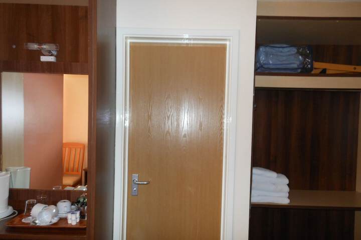 Room 6 of 104