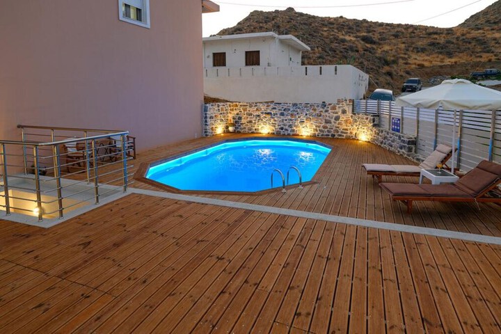Pool 18 of 33