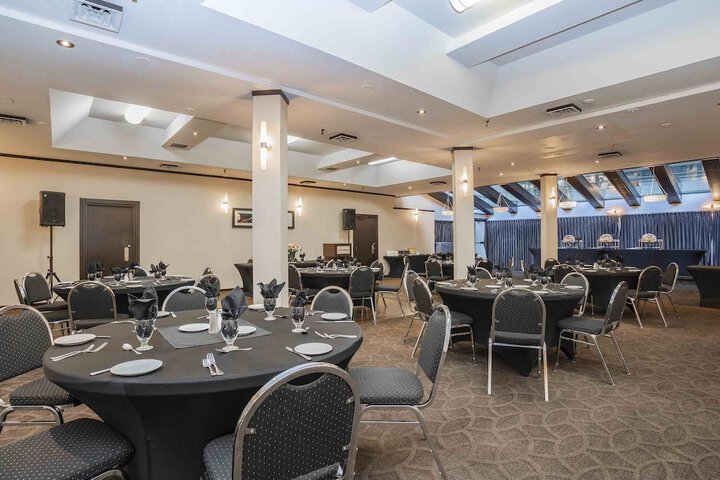 Ballroom/Hall 29 of 34