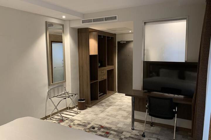Room 4 of 32