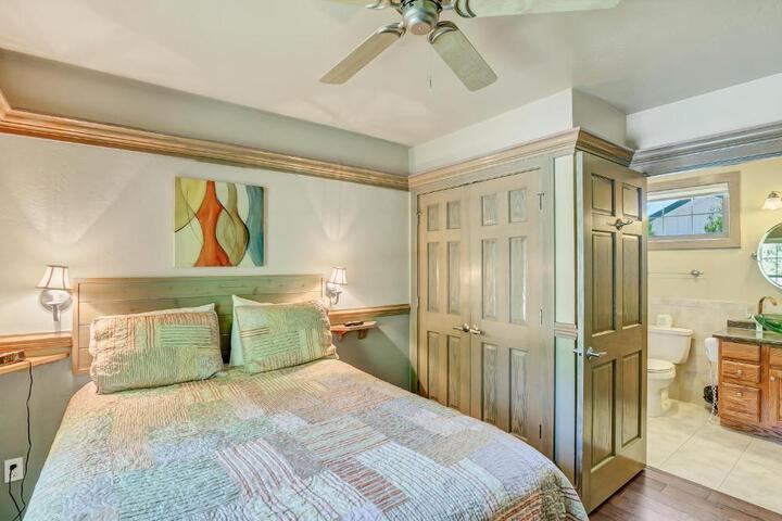 Deluxe Suite Kitchenette (1 of 2)