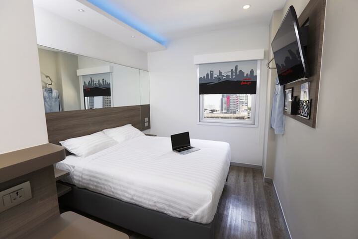 Room 5 of 32